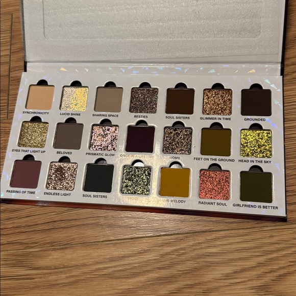 Ensley Reign Light in your eyes eyeshadow palette - Picture 5 of 5